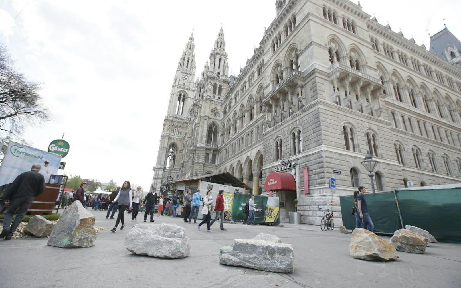 Rathausplatz: Steine sollen vor Terror schützen