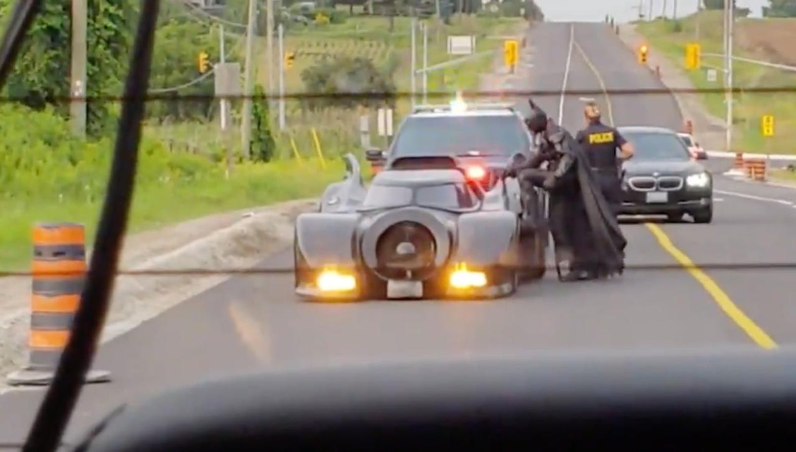 Einsatz beendet, das Gute hat wieder einmal gesiegt: &quot;Batman&quot; springt ins Batmobil, die kanadische Polizei zieht ab. 