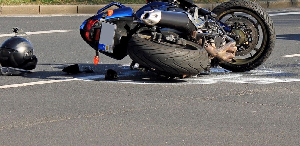Ein Motorradlenker wurde in Traun bei einem Sturz verletzt