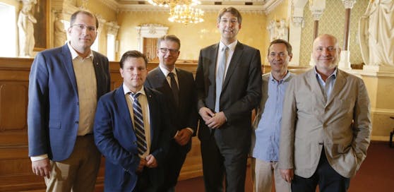 Anrainerparken: City stellt den weiteren Plan vor. Im Bild (von rechts): Gregor Raidl (Neos), Markus Platt (FPÖ), Sebastian Gimbel (ÖVP), Bezirkschef Markus Figl (ÖVP), Alexander Hirschenhauser (Grüne), Karl Newole ("Wir im Ersten").