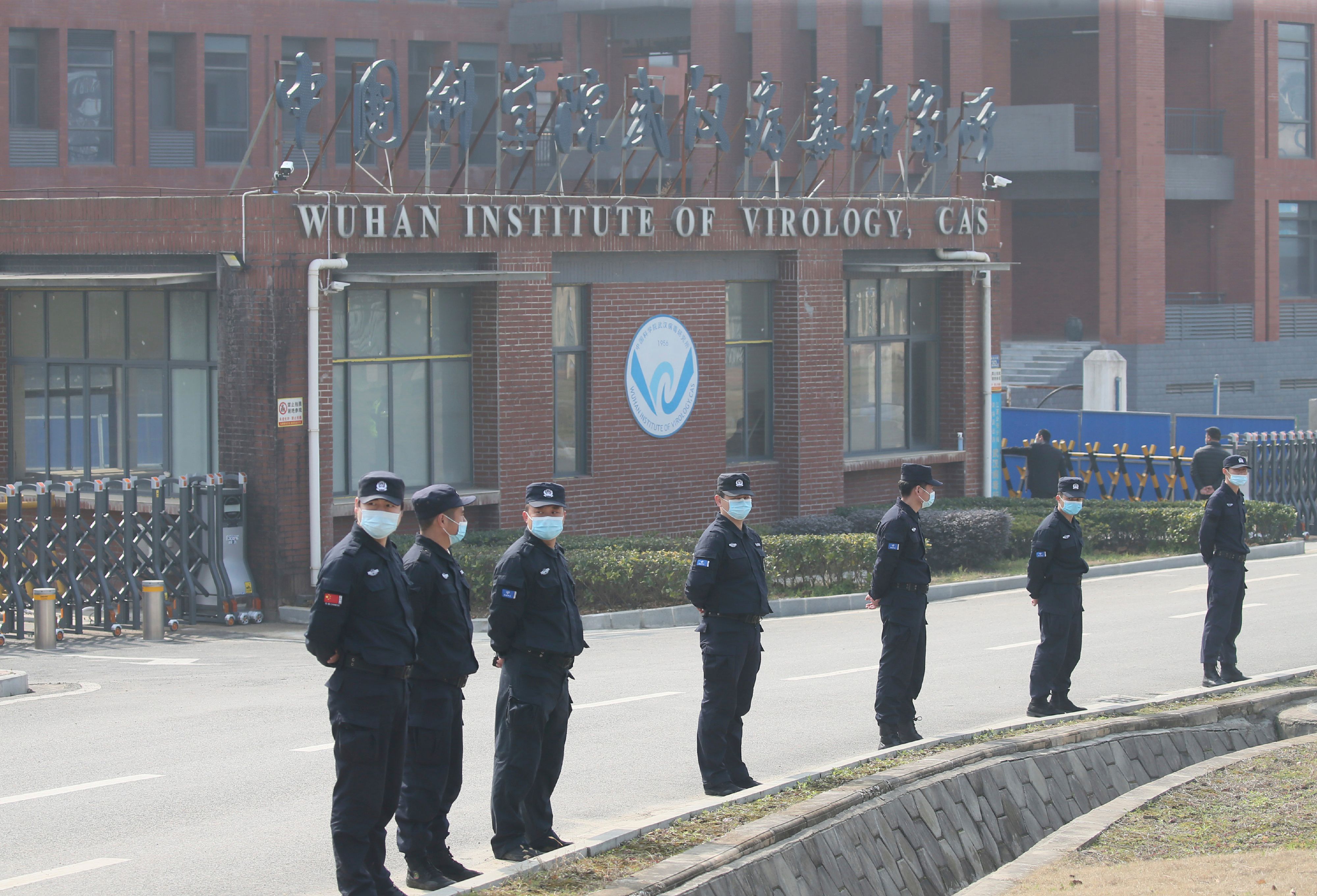 Download von www.picturedesk.com am 22.07.2021 (15:43).  Security guard check at the gate of Wuhan Institute of Virology as a vehicle carrying the experts of World Health Organization (WHO) entered in Wuhan, Hubei Province, China on Feb. 3rd, 2021. WHO probe team members tackled to investigate into the origins of the Covid-19 pandemic. ( The Yomiuri Shimbun via AP Images ) - 20210205_PD1236 - Rechteinfo: Rights Managed (RM)