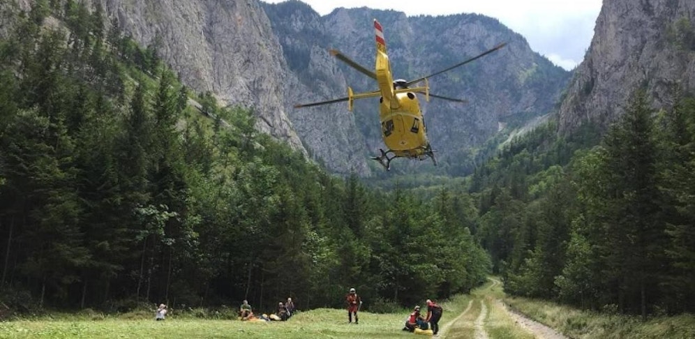 Zwischenlandung im Höllental, anschließend wurde die Verletzte ins Spital geflogen.