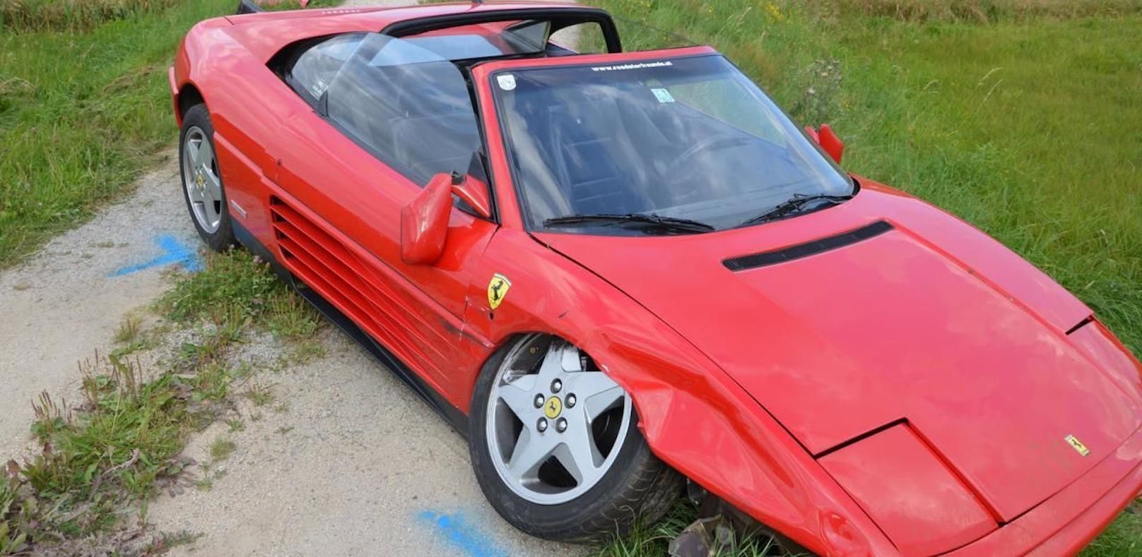Der Ferrari wurde stark beschädigt, ebenso wie ein beteiligter BMW.