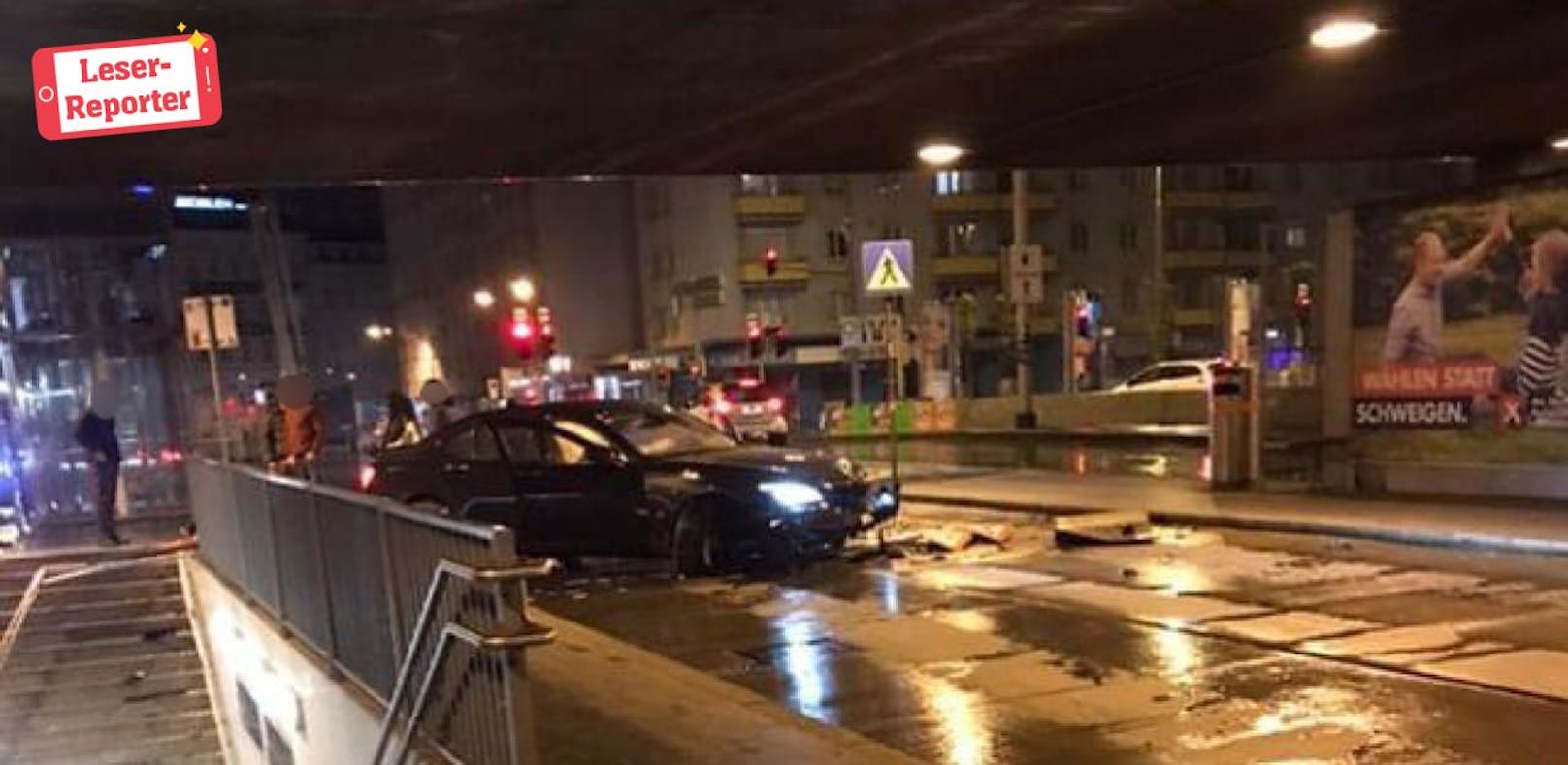 Der BMW blieb nach dem Aufprall unter der Brücke stehen. 