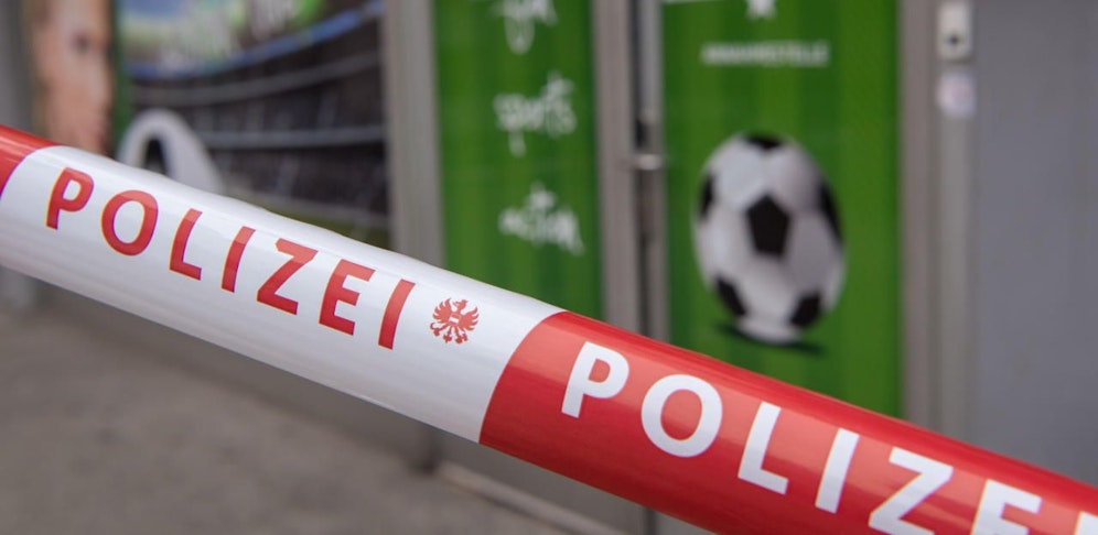 Ein bewaffnetes Duo überfiel das Wettlokal in Traun.