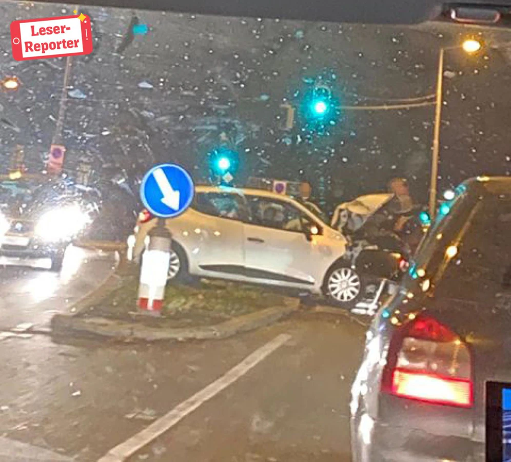 Die Frau (33) krachte mit ihrem Fahrzeug gegen einen Lichtmast.