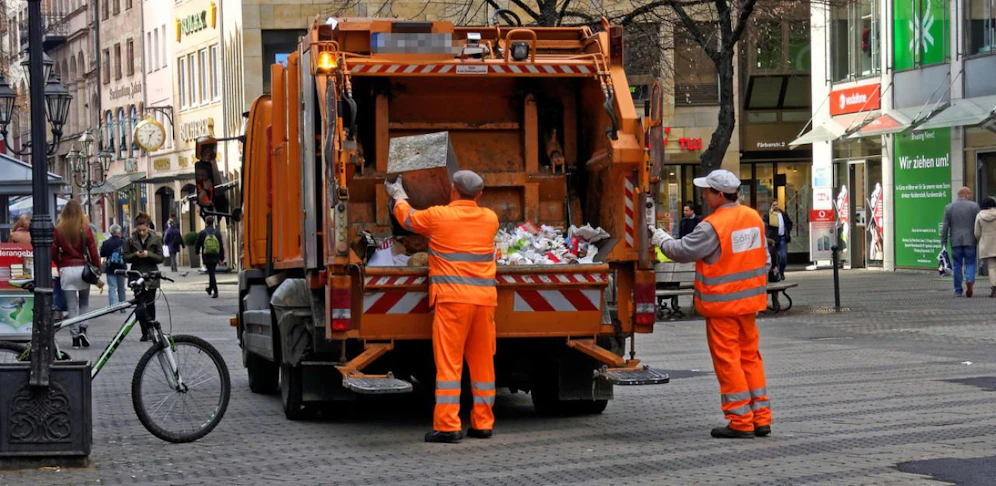 Der Mann blieb in einem Müllwagen stecken