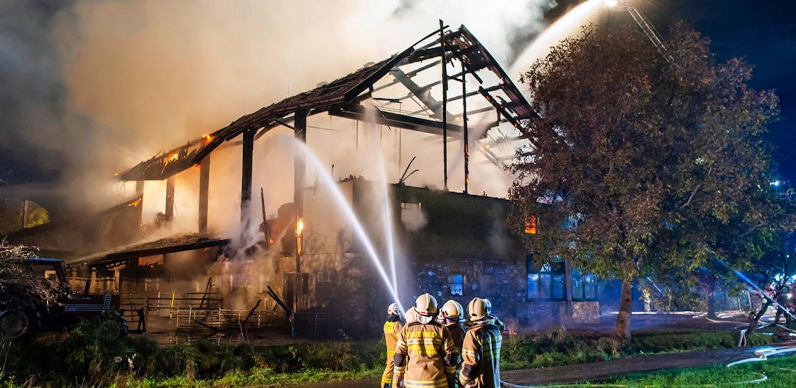 150 Einsatzkräfte löschen Brand auf Bauernhof