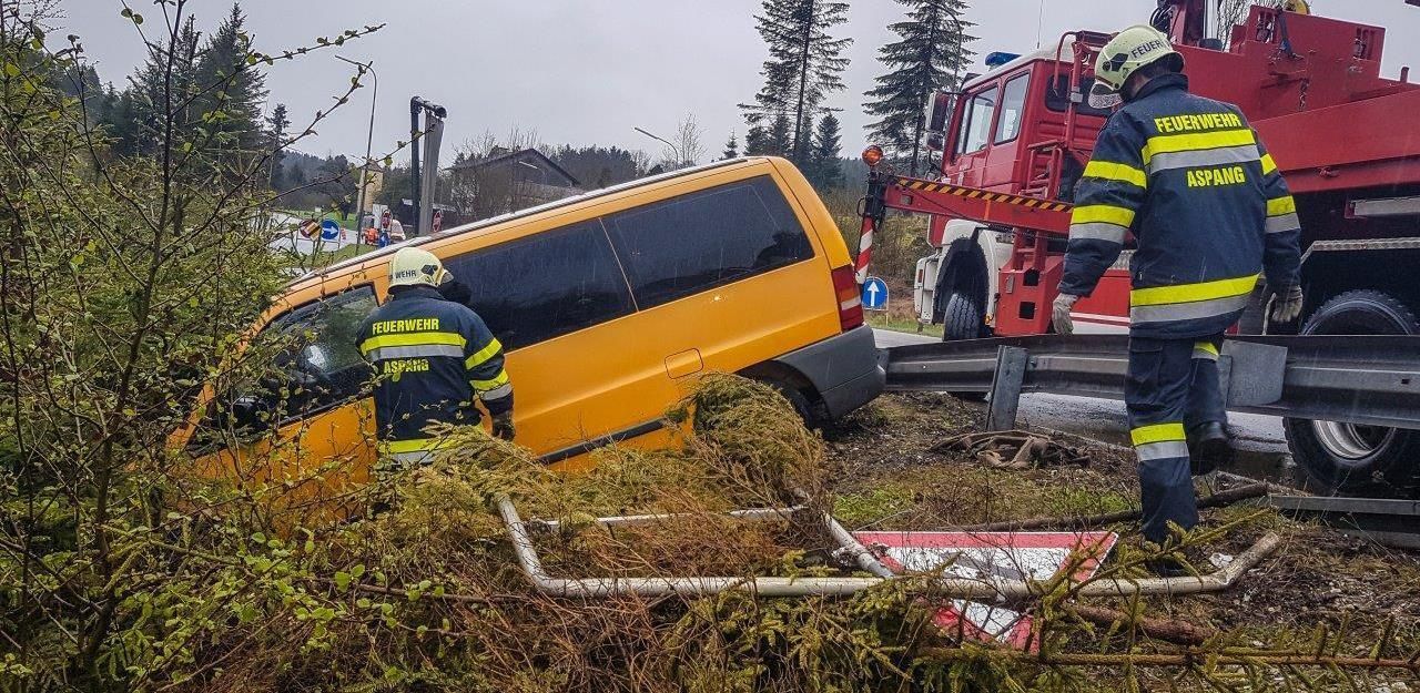 Heute.at - Kleinbus mähte mehrere Verkehrsschilder nieder