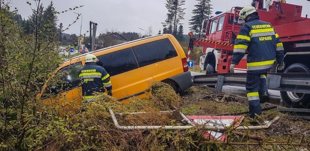 Kleinbus rammte auf regennasser Fahrbahn Verkehrstafeln. 