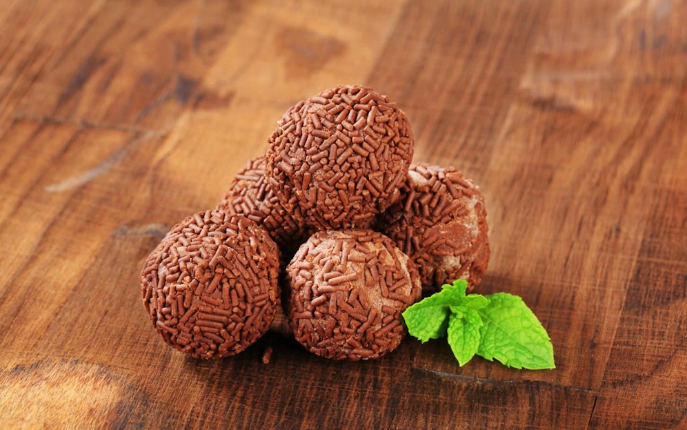 In Österreich werden Rumkugeln gerne in Schoko-Streusel gerollt.