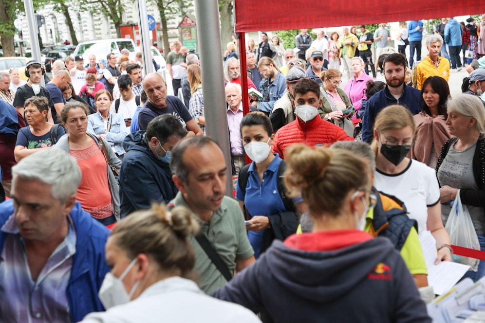 In Salzburg ist der Ansturm aufs Impfen ohne Anmeldung groß. Das macht auch Sinn, denn Teile des Landes setzen wieder auf schärfere Corona-Regeln. 