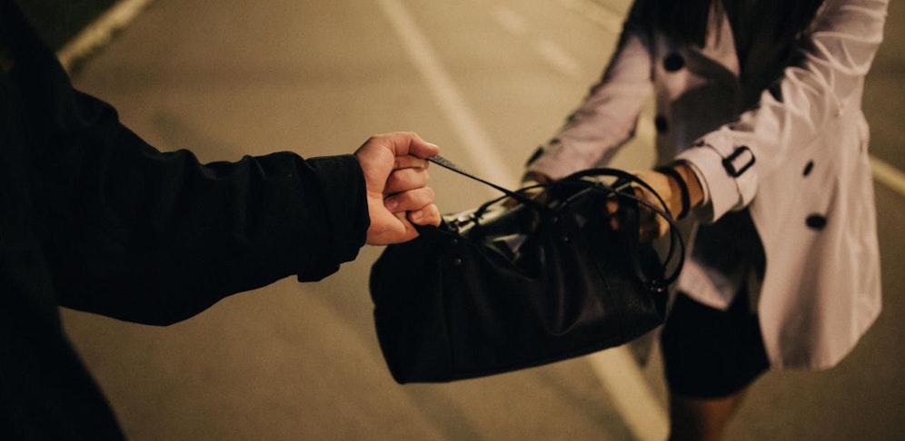 Der Täter riss der Schülerin die Handtasche von der Schulter