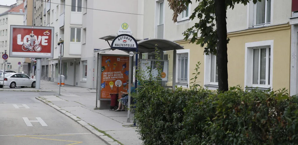 An dieser Bus-Haltestelle wurde die nackte Frau entdeckt.