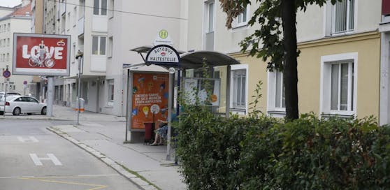 An dieser Bus-Haltestelle wurde die nackte Frau entdeckt.