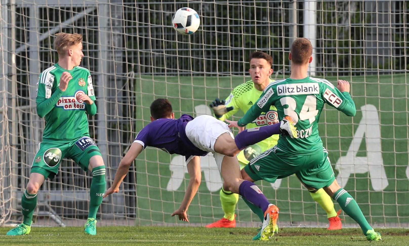 Veilchen-Stürmer Stefan Jonovic traf spektakulär zum 1:1 gegen Rapid II.