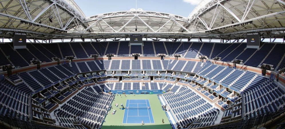 Im Arthur-Ashe-Stadion werden Krankenbetten aufgestellt.