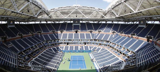 Im Arthur-Ashe-Stadion werden Krankenbetten aufgestellt.