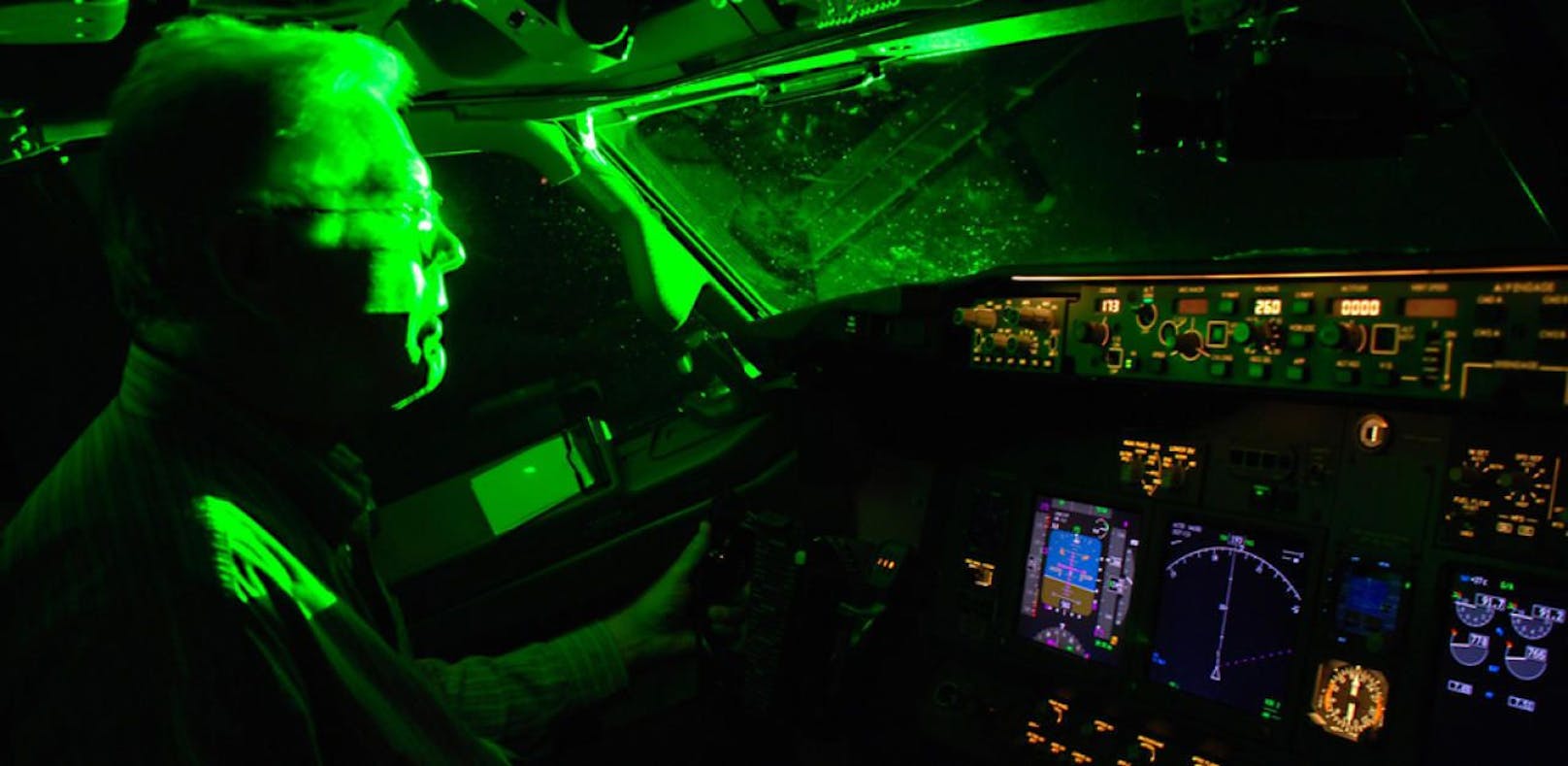 Der Co-Pilot konnte einen grünen Strahl vernehmen. Symbolfoto
