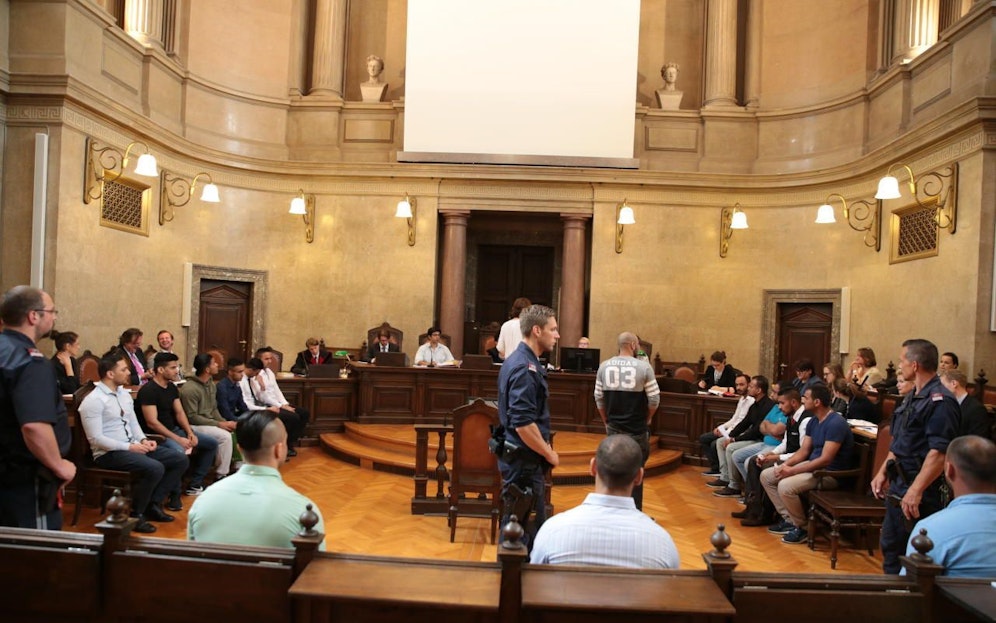 Die 14 Angeklagten mussten sich am Donnerstag vor Gericht verantworten.