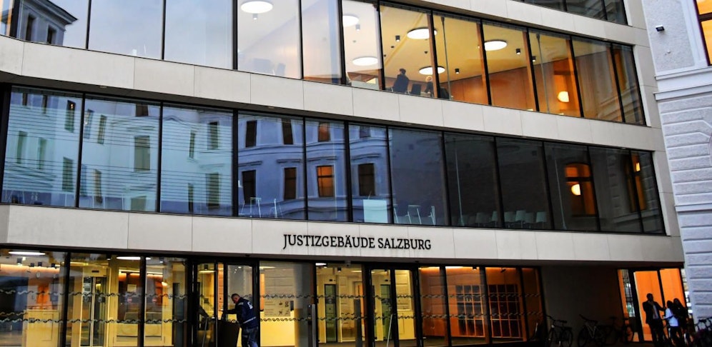 Eine Frau musste sich am Dienstag wegen versuchten Mordes am Landesgericht Salzburg verantworten. 
