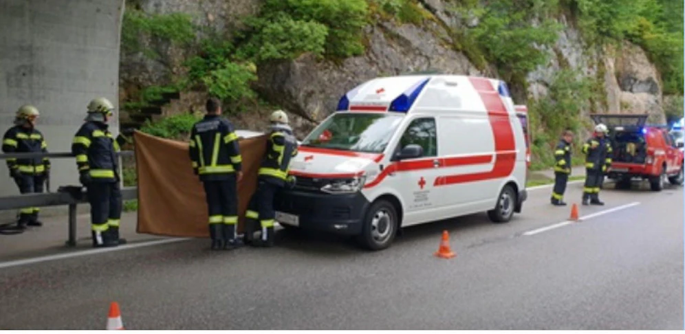 Ein Autolenker verunglückte tödlich auf der Hallstättersee Straße. 