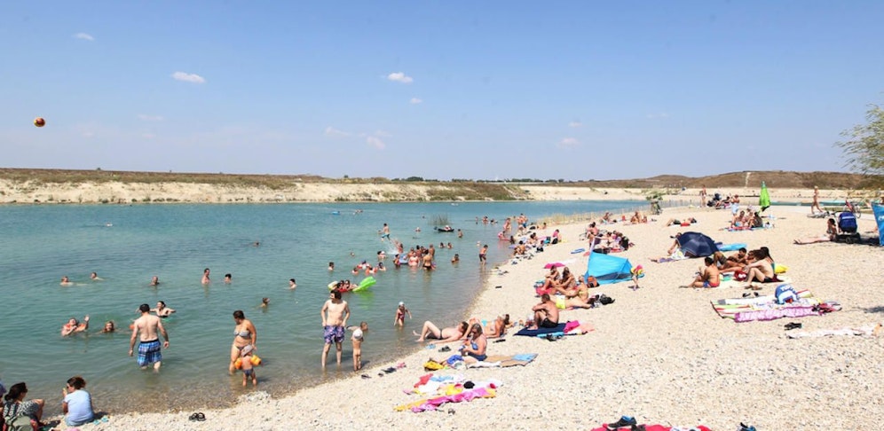 Der neue Badeteich in der Seestadt ist optimal mit der U2 erreichbar.