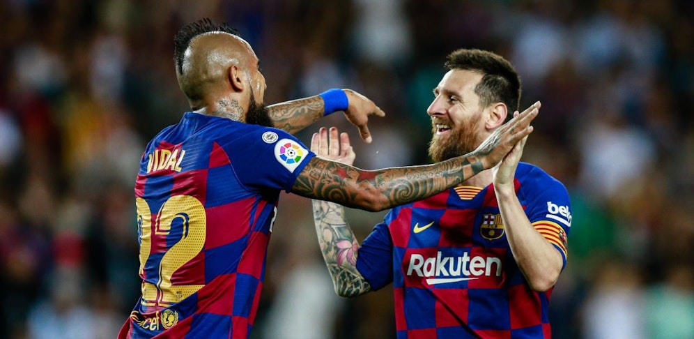 Lionel Messi beim Jubel mit Barca-Kollegen Arturo Vidal. Auch gegen Dortmund?