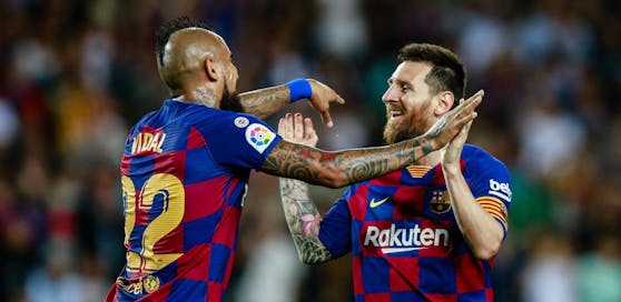 Lionel Messi beim Jubel mit Barca-Kollegen Arturo Vidal. Auch gegen Dortmund?