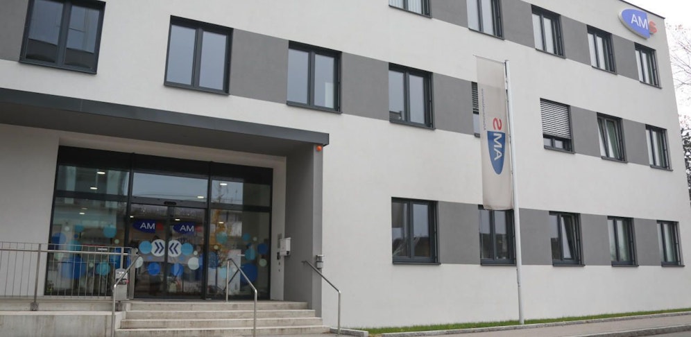 An dieser AMS-Stelle in Traun wurde der Mann festgenommen.