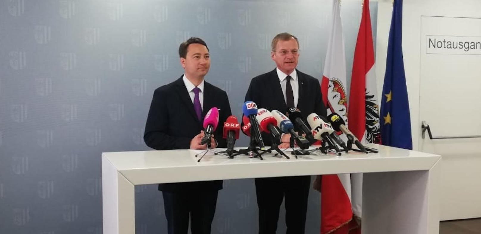 Manfred Haimbuchner (FPÖ) und Thomas Stelzer (ÖVP) bei ihrem Auftritt am Mittwoch in Linz.