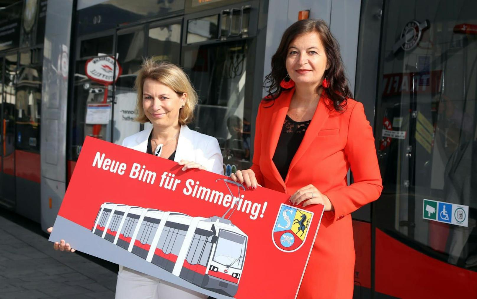 Öffi-Stadträtin Ulli Sima (re.) und Wiener Linien-geschäftsführerin Alexandra Reinagl bei der Endstelle Simmering.