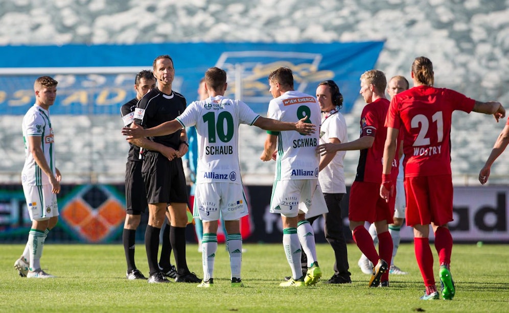 Schiri Robert Schörgenhofer unterbricht die Partie, die Vereine wollen weiterspielen.