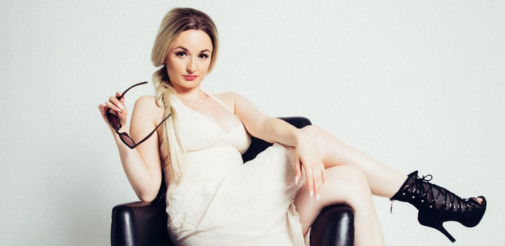 Oberösterreich goes Chicago. Dialekt-Rapperin "Hunney Pimp" erzählt mit ihren Songs Geschichten á la Bonnie & Clyde.