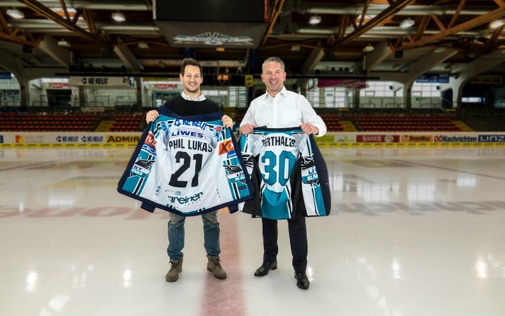 Manager Christian Perthaler (re.) und Philipp Lukas präsentieren das neue "Trikot-Sakko".