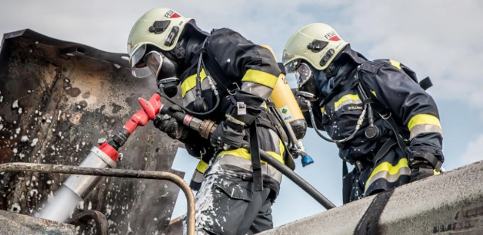 Die Feuerwehren konnten unter Atemschutz löschen.