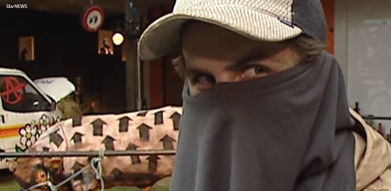 Heute.at - Banksy ruft zum Kleidung stehlen in Modehaus auf