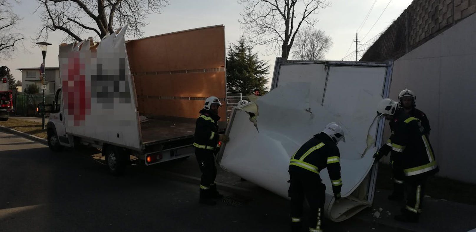 Ein Pakettransporter prallte im Bezirk Mödling gegen eine Unterführung.