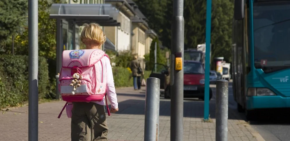 Ein Mann versuchte zwei Schulmädchen in seinen Pkw zu locken.