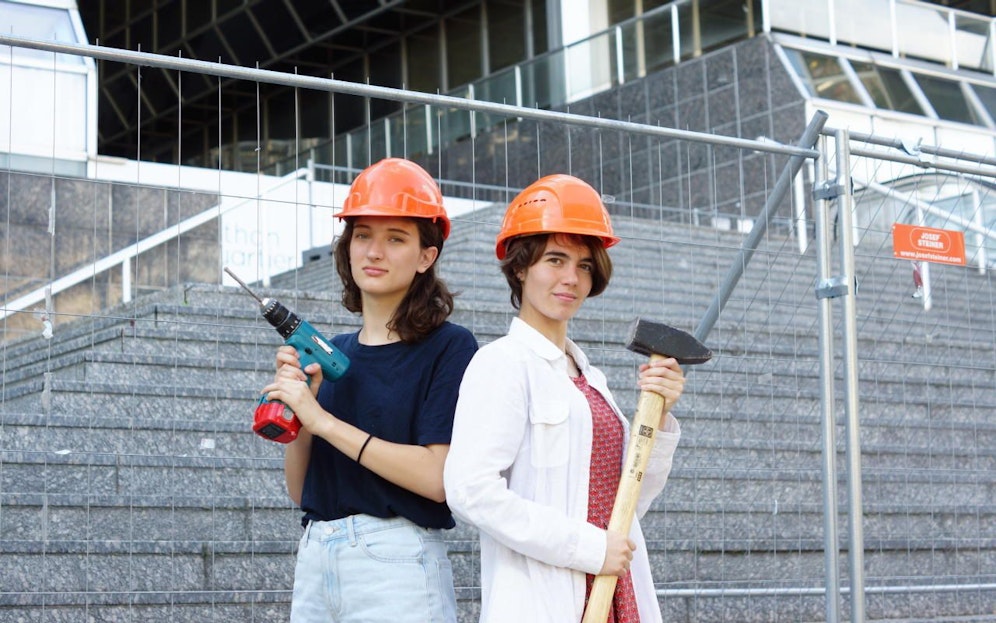 Junge Linke Alsergrund wollen über dem Franz Josefs-Bahnhof Wiens 1. Gemeindebau mit Bahnanschluss (v.li.: Aktivistin Sophie Reinmüller und Junge Linke Alsergrund-Sprecherin Theresa Schlag)