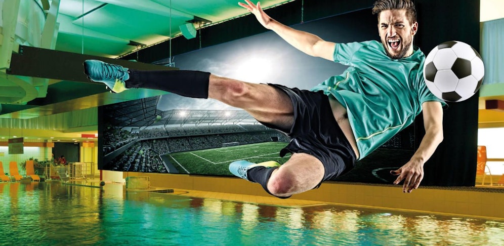 Coole Sache: Vom Pool aus kann man sich in der Therme Bad Schallerbach die Fußball-WM auf einer 30 Quadratmeter großen Leinwand anschauen.