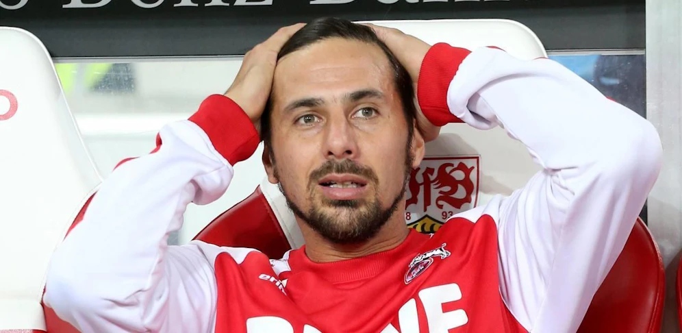 Schock für Peter Stöger und alle Köln-Fans: Hoffnungsträger Claudio Pizarro verletzte sich beim Aufwärmen. 