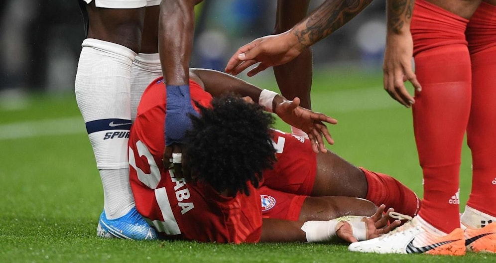 David Alaba liegt verletzt am Boden. 