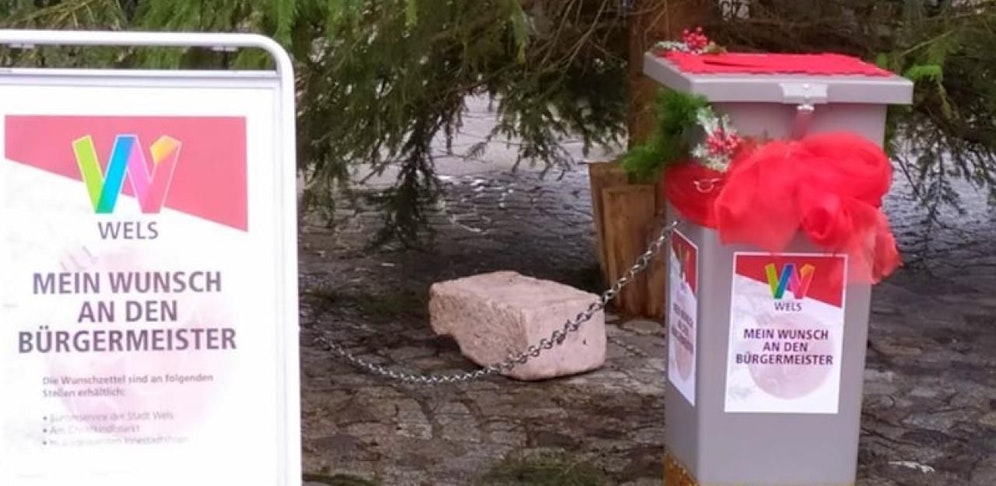 Die Box, in der die Welser ihre Wünsche an den Bürstermeister werfen können, ist angekettet.