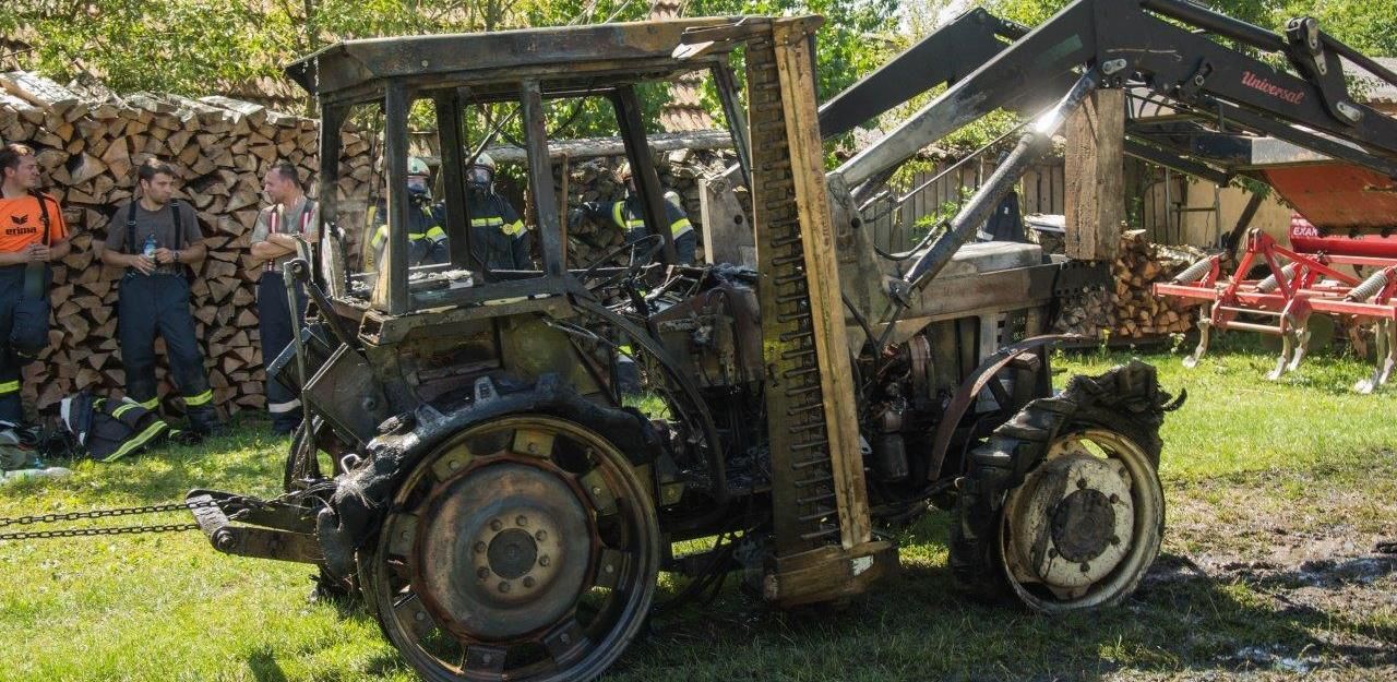 Heute.at - 7 Feuerwehren im Einsatz: Traktor stand in Vollbrand
