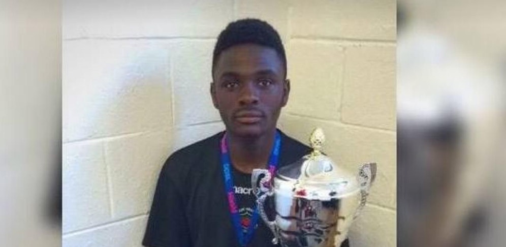 Izzy Dezu galt als das größte Talent des irischen Fußball. Jetzt verstarb der 16-Jährige mitten in einem Fußballspiel. 