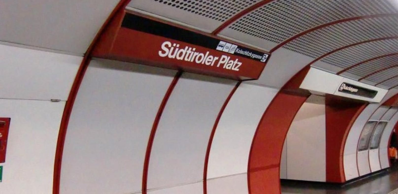 U1 Südtiroler Platz: Am Abgang in die Station urinierte der Mann, dann rastete er aus