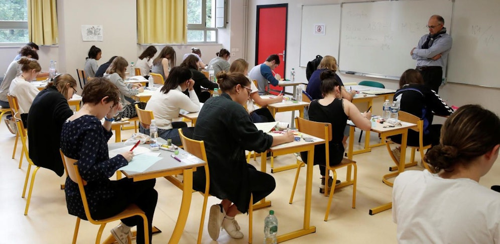 Schüler bei der vierstündigen Philosophie-Prüfung