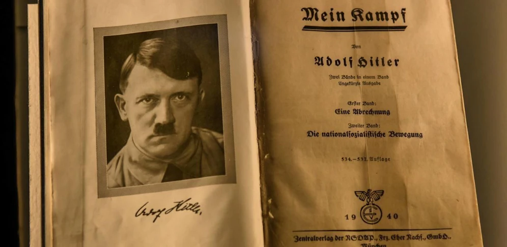 Der Mann las auf der Arbeit Adolf Hitlers-Werk "Mein Kampf" und wurde gefeuert