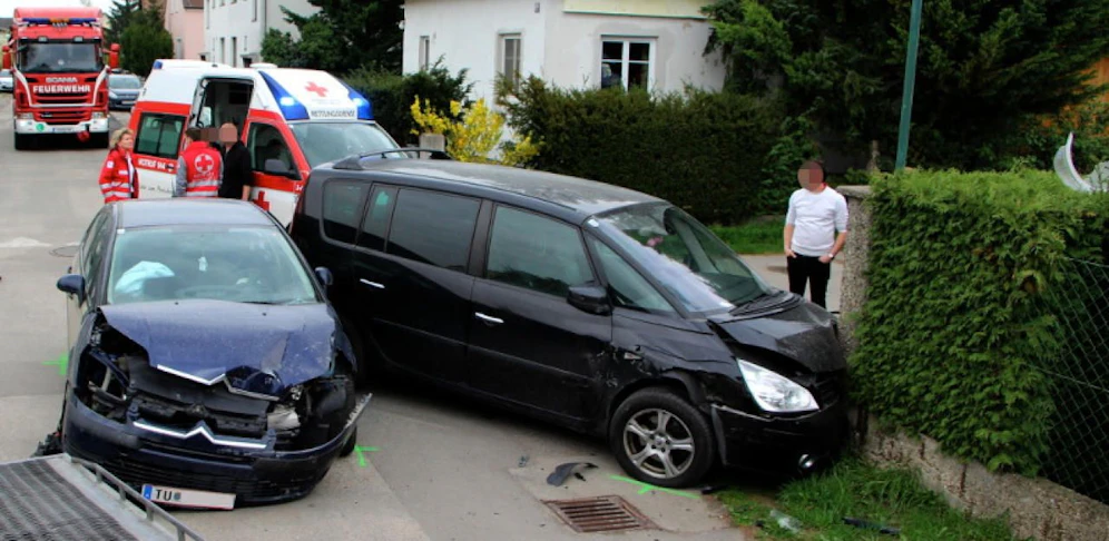 Die Autos wurden beim Unfall schwer beschädigt.